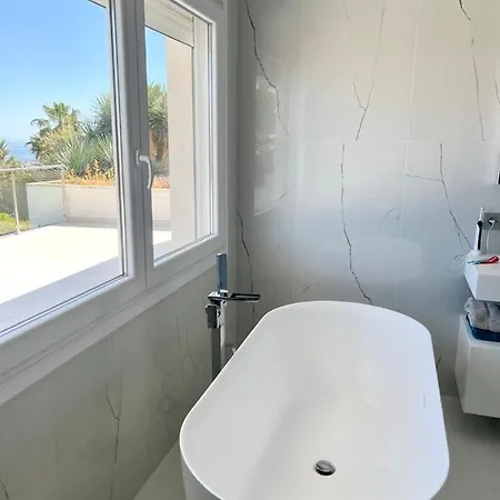 Marbella Sea View 10 Bedrooms فيلة إِستيبونا