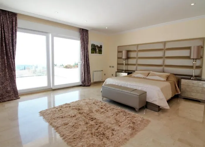 Marbella Sea View 10 Bedrooms *